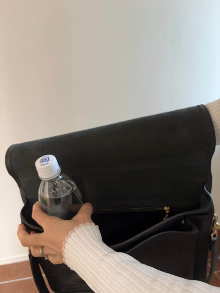 500㎖のペットボトルを入れても余裕で入る、『プラダを着た悪魔２』アンディのイットバッグに似たオールドコーチ